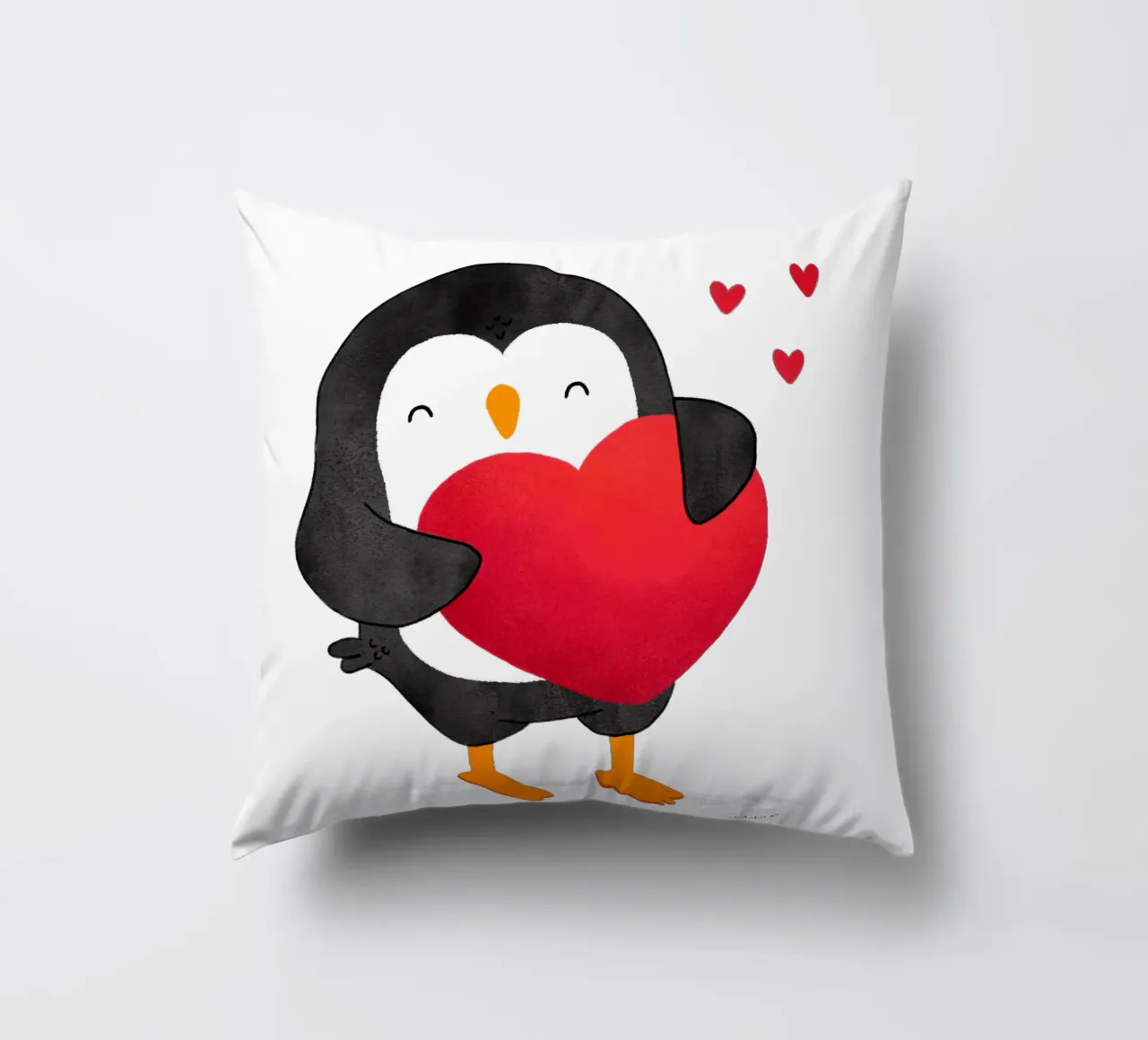 Pinguino felice con un grande cuore rosso cuscino da julianamotzko