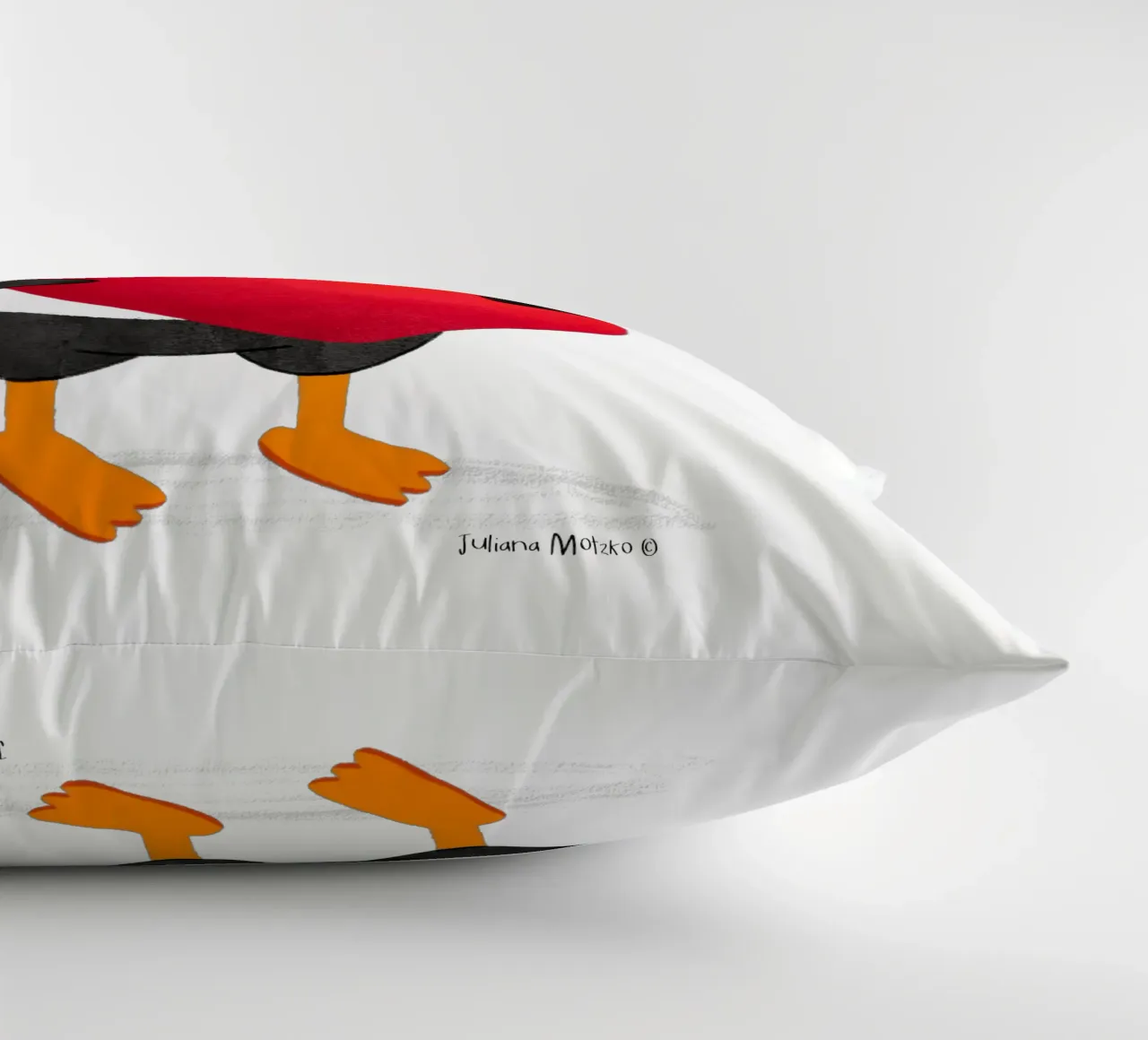 Pinguino felice con un grande cuore rosso cuscino da julianamotzko