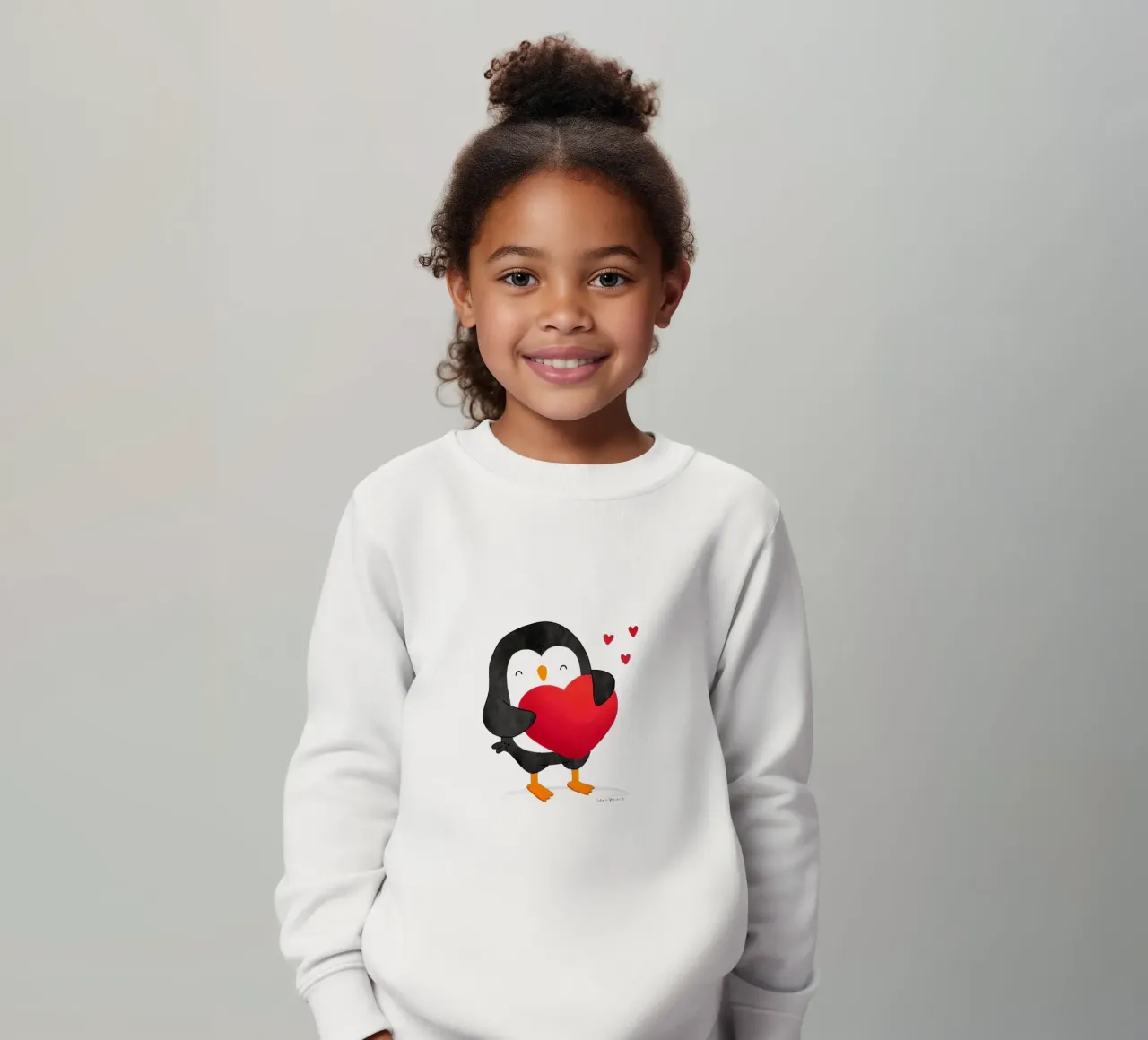 Pinguino felice con un grande cuore rosso felpa bambino da julianamotzko