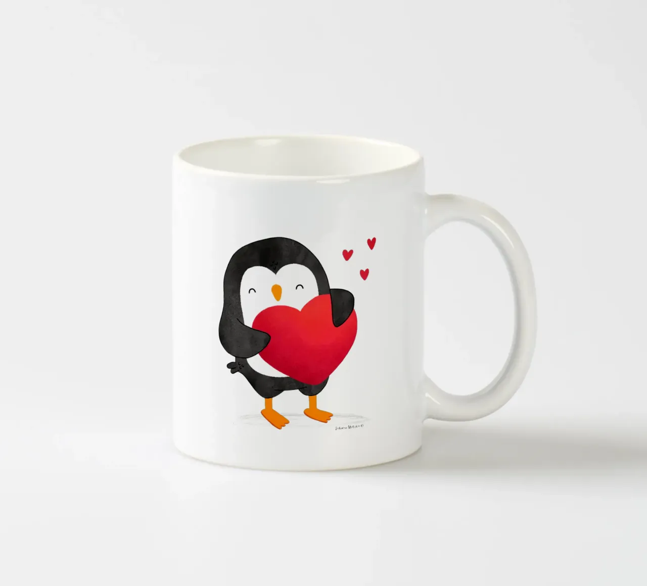 Pinguino felice con un grande cuore rosso tazza in ceramica da julianamotzko