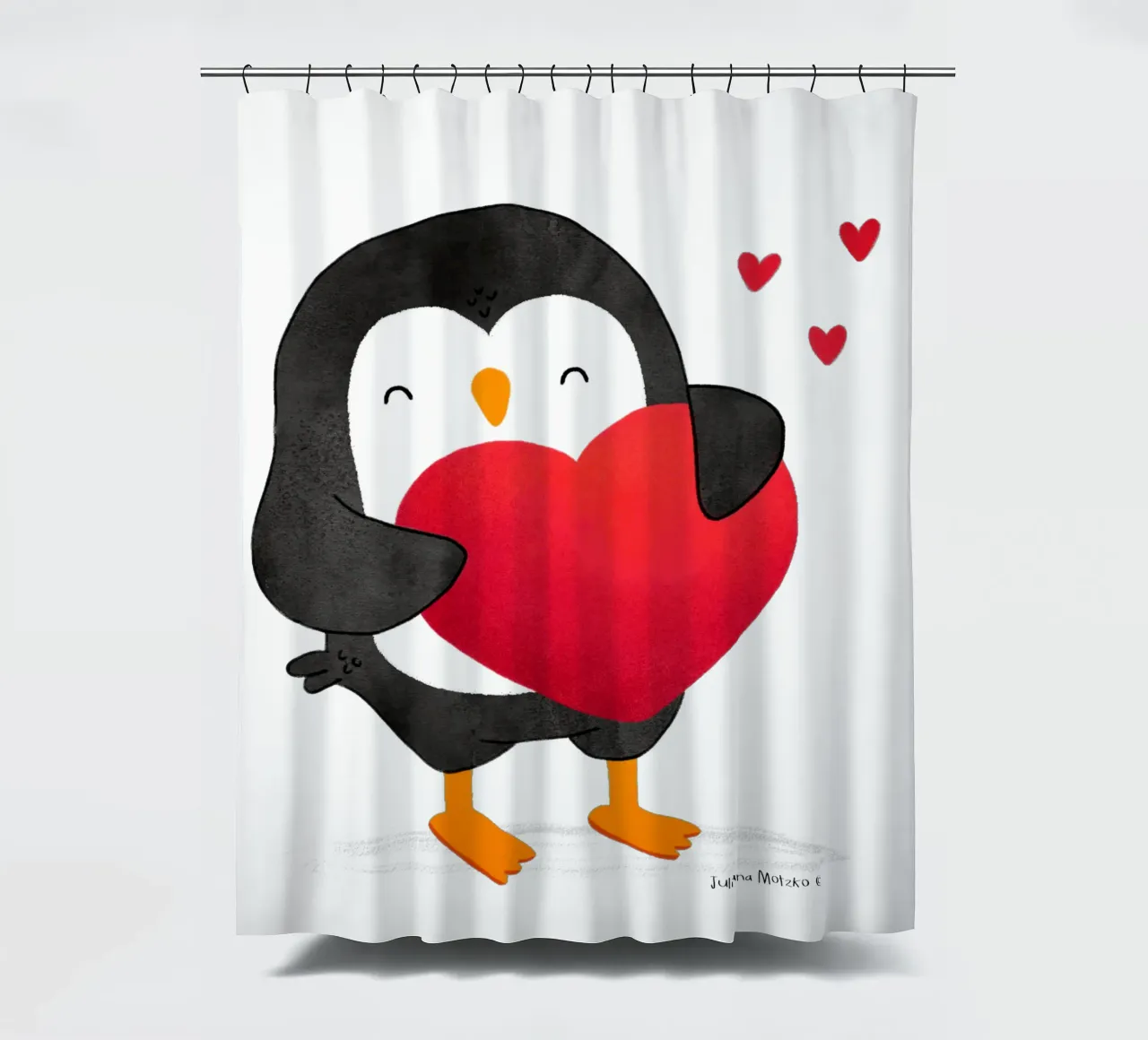 Pinguino felice con un grande cuore rosso tenda da doccia da julianamotzko