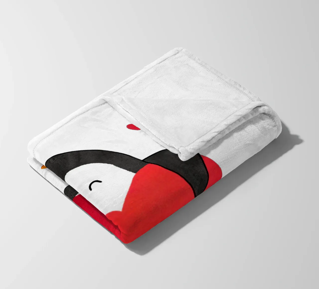 Pinguino felice con un grande cuore rosso coperta in pile da julianamotzko