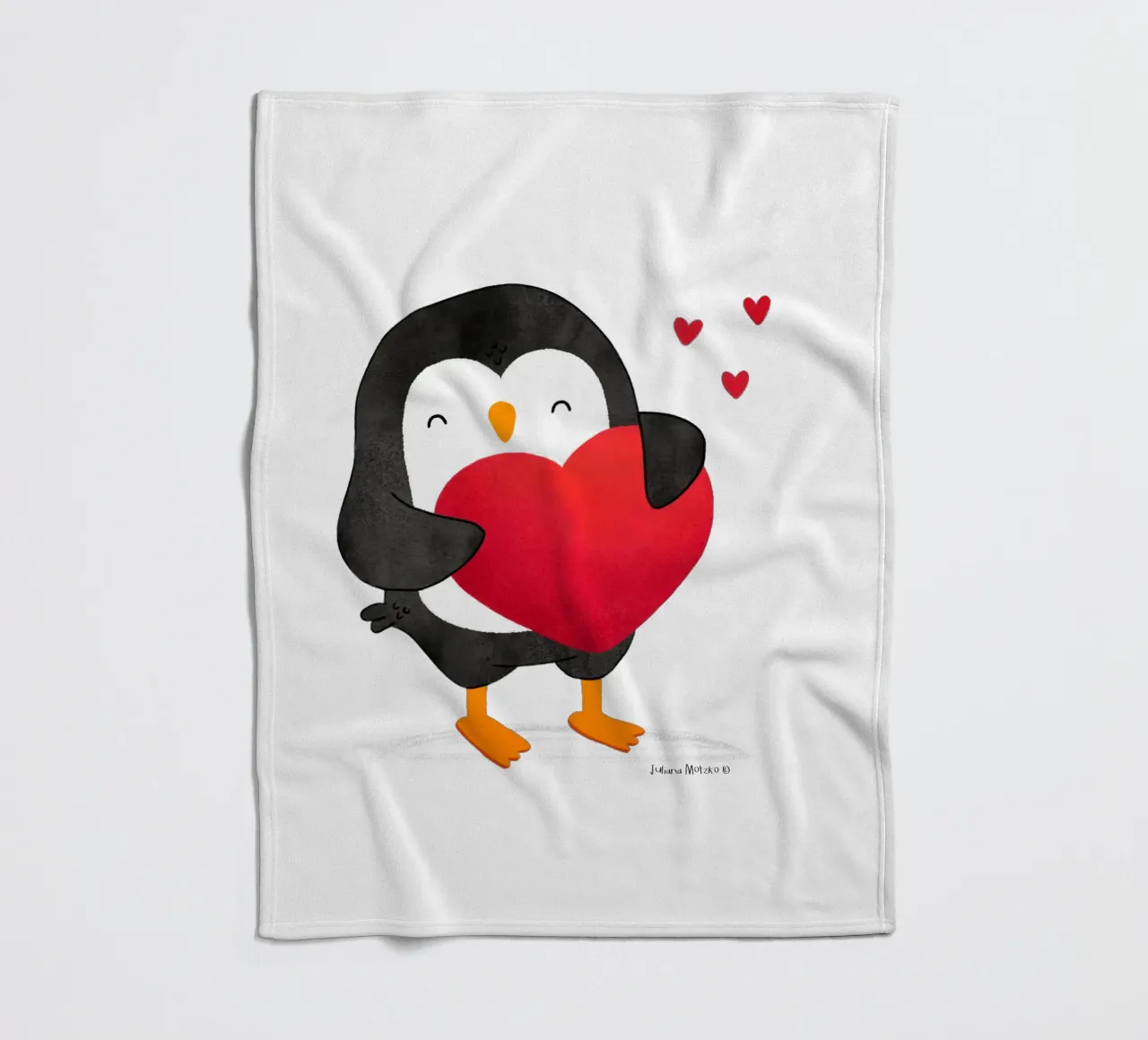 Pinguino felice con un grande cuore rosso coperta in pile da julianamotzko