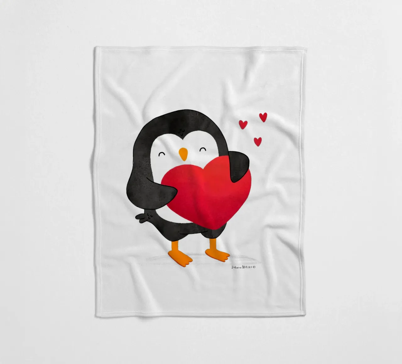 Pinguino felice con un grande cuore rosso coperta in pile da julianamotzko