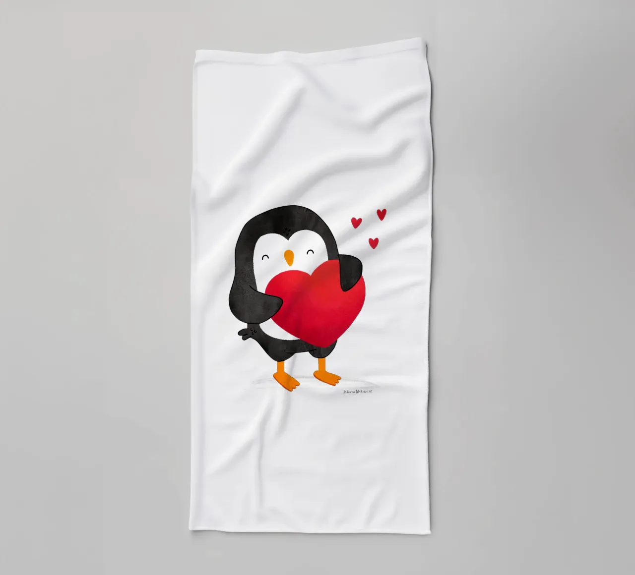 Pinguino felice con un grande cuore rosso asciugamano da bagno da julianamotzko