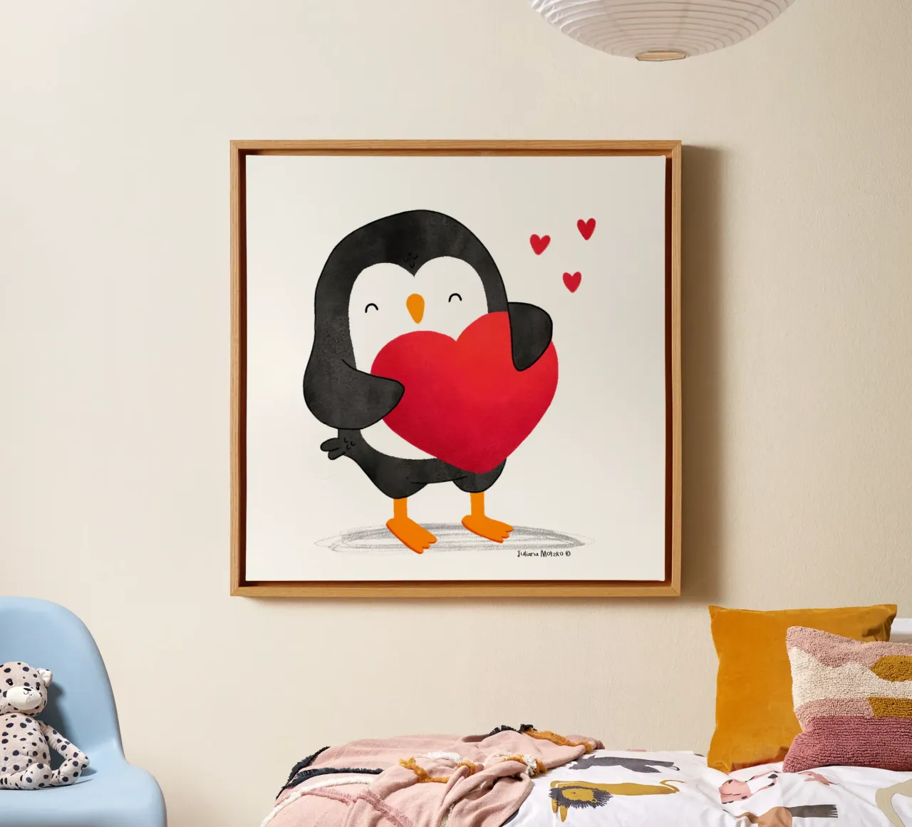 Pinguino felice con un grande cuore rosso tela con Cornice a cassetta da julianamotzko