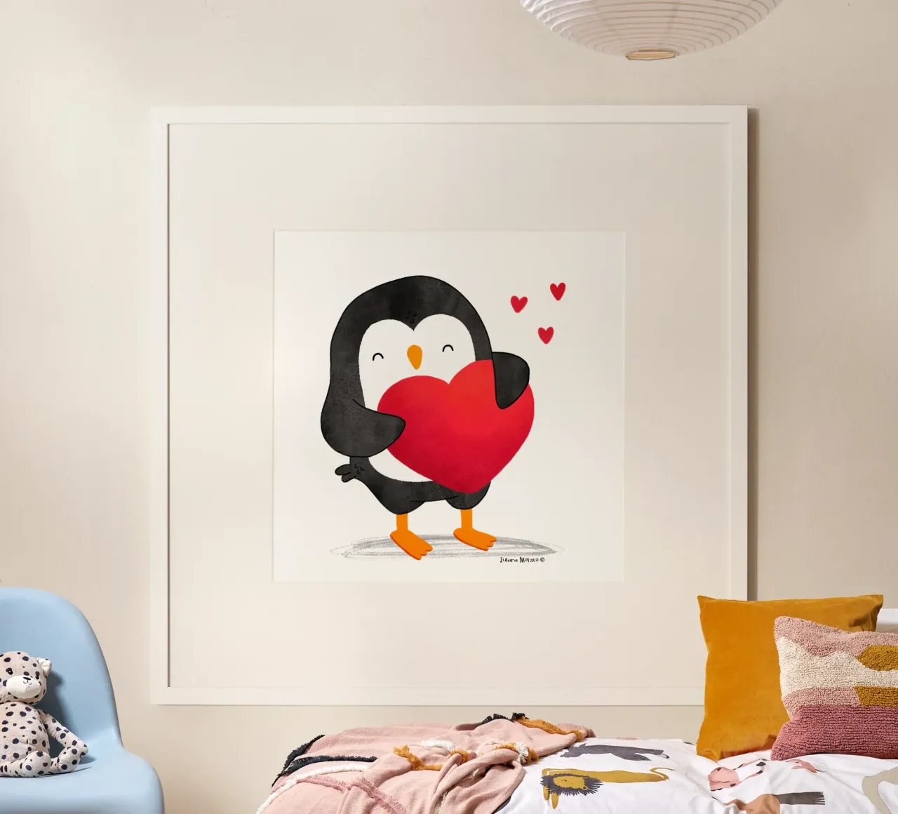 Pinguino felice con un grande cuore rosso poster da julianamotzko