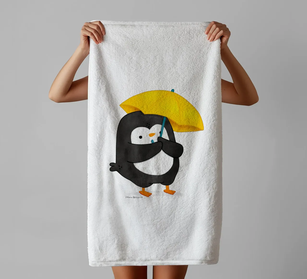 Pingouin avec un parapluie jaune serviette de bain de julianamotzko