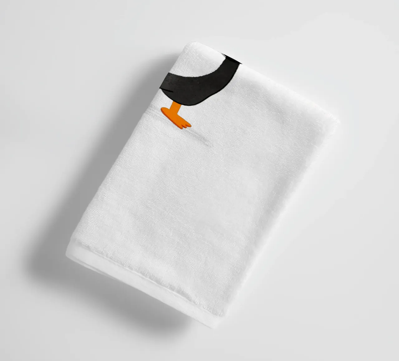 Pingouin avec un parapluie jaune serviette de bain de julianamotzko