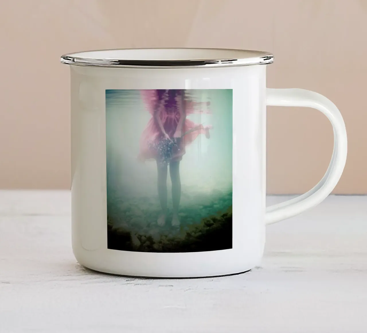 Underwater Bouquet tazza in smalto da Lara Zankoul
