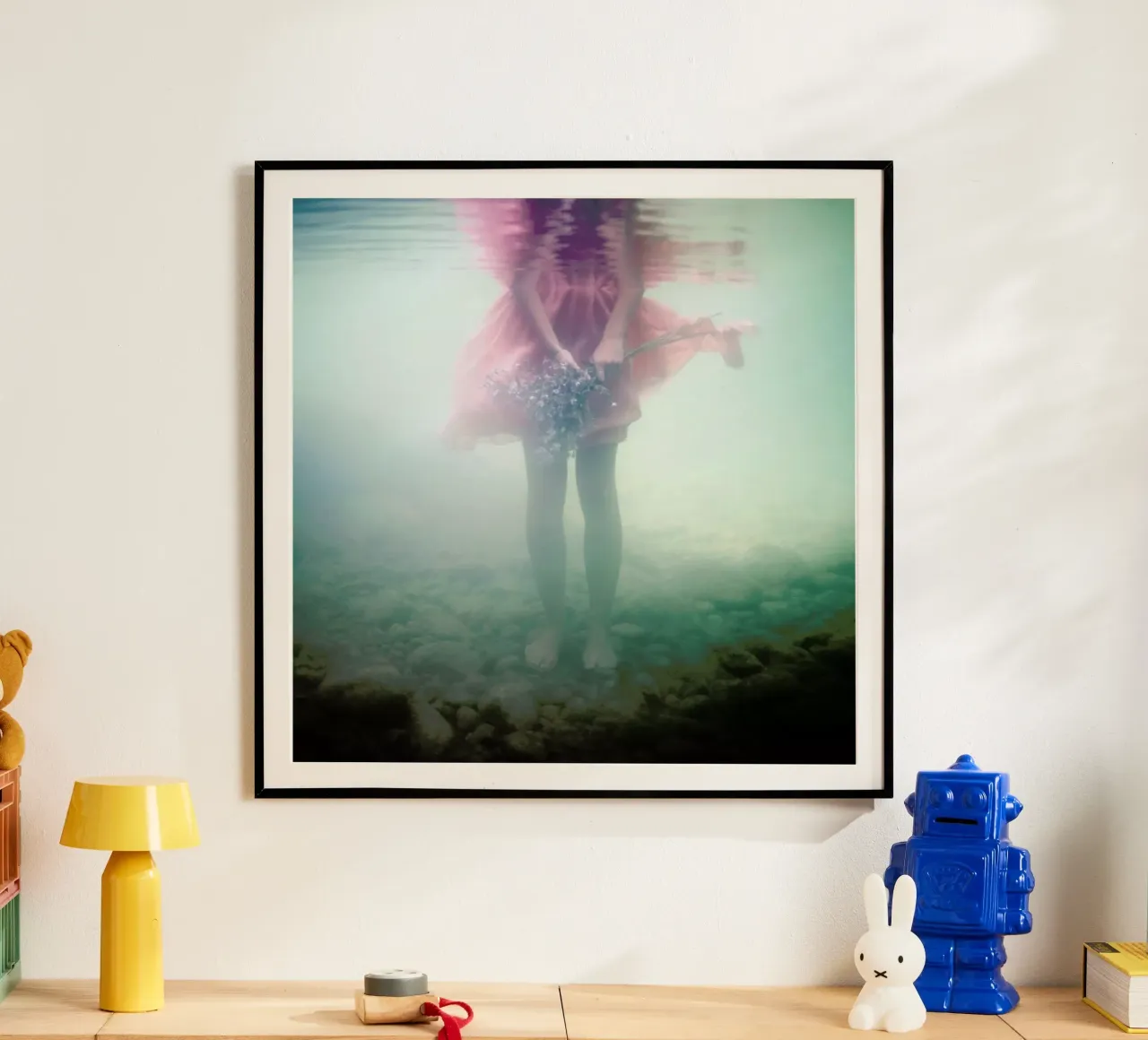 Underwater Bouquet poster con telaio in plastica da Lara Zankoul