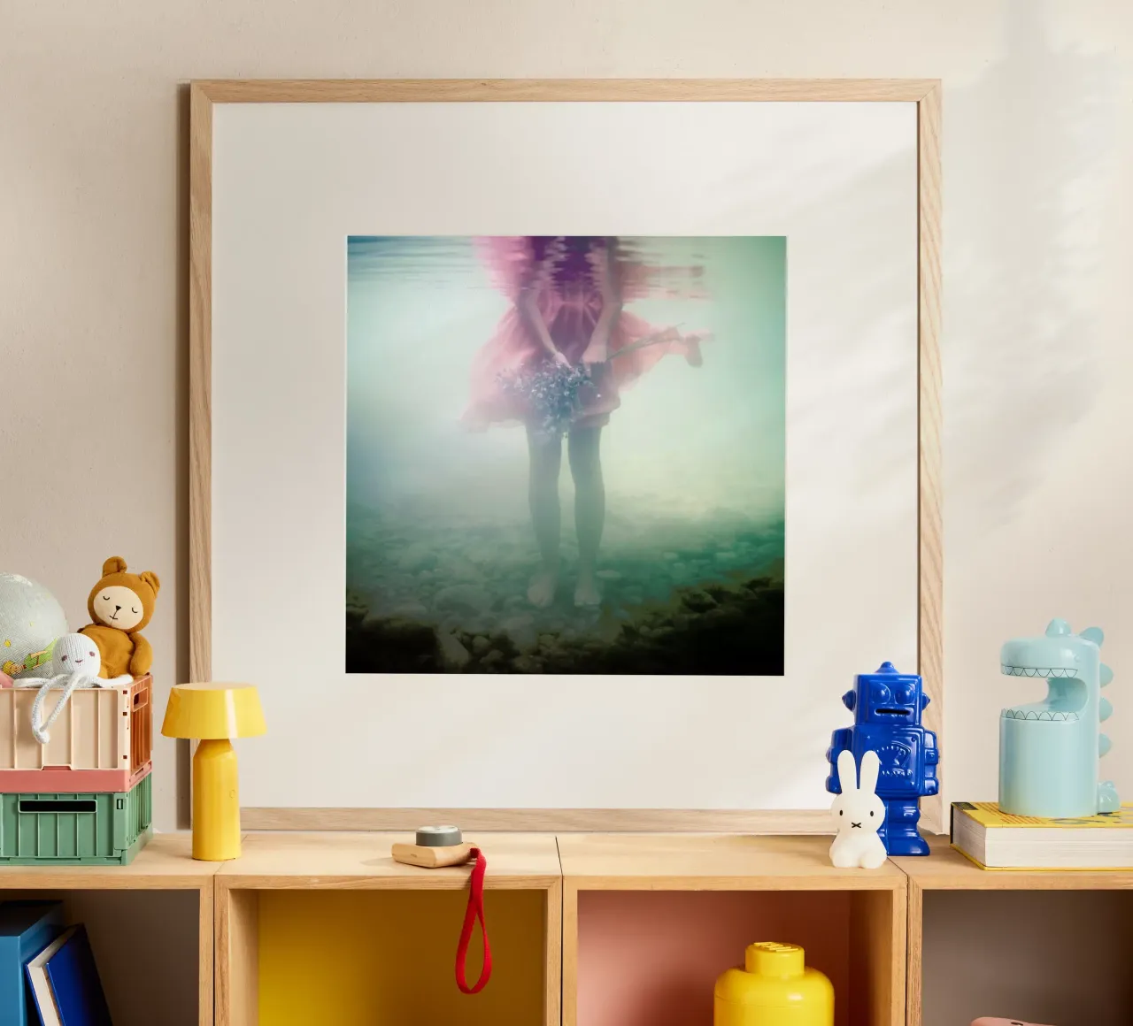 Underwater Bouquet poster con telaio in plastica da Lara Zankoul