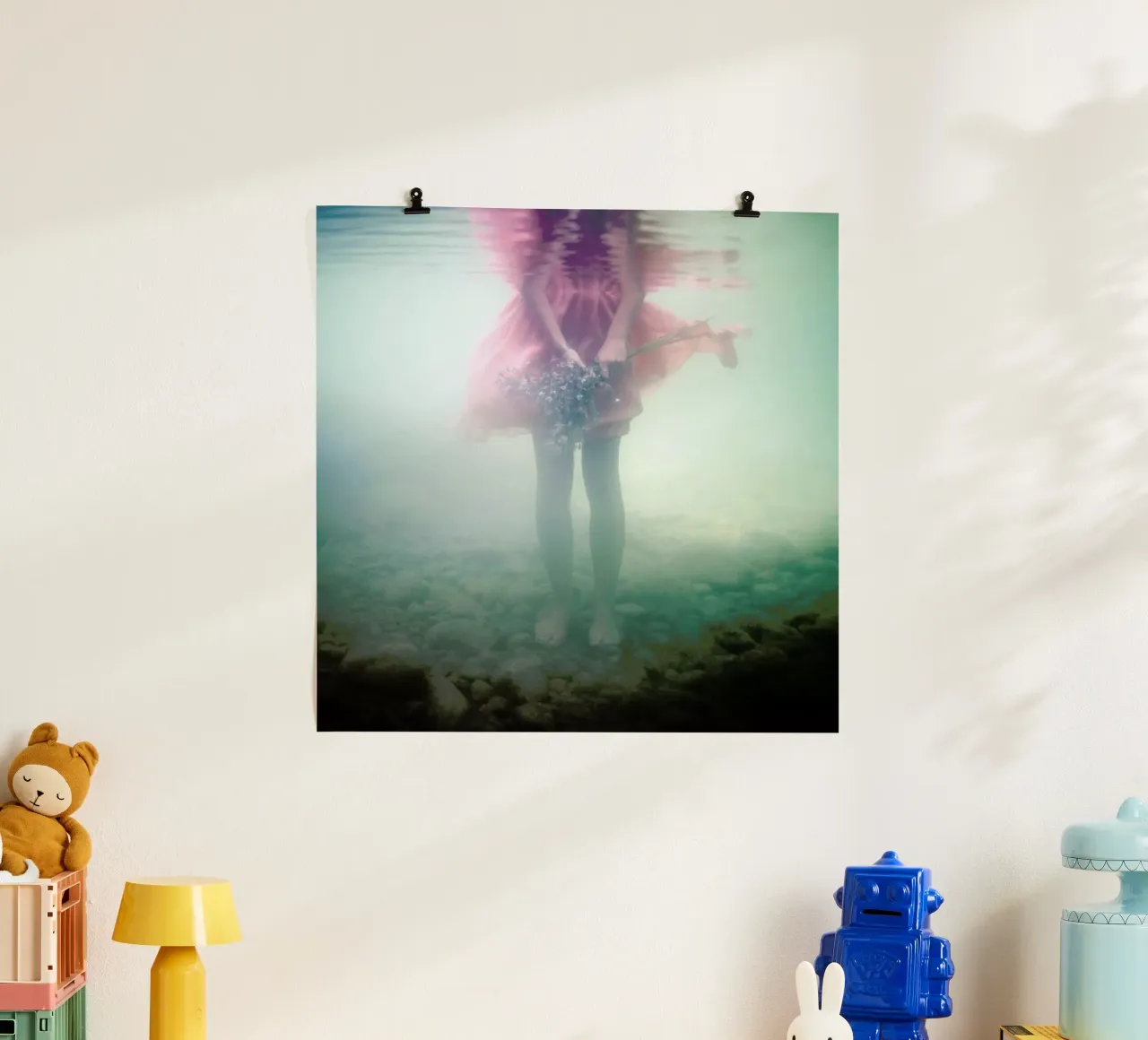 Underwater Bouquet poster con telaio in plastica da Lara Zankoul