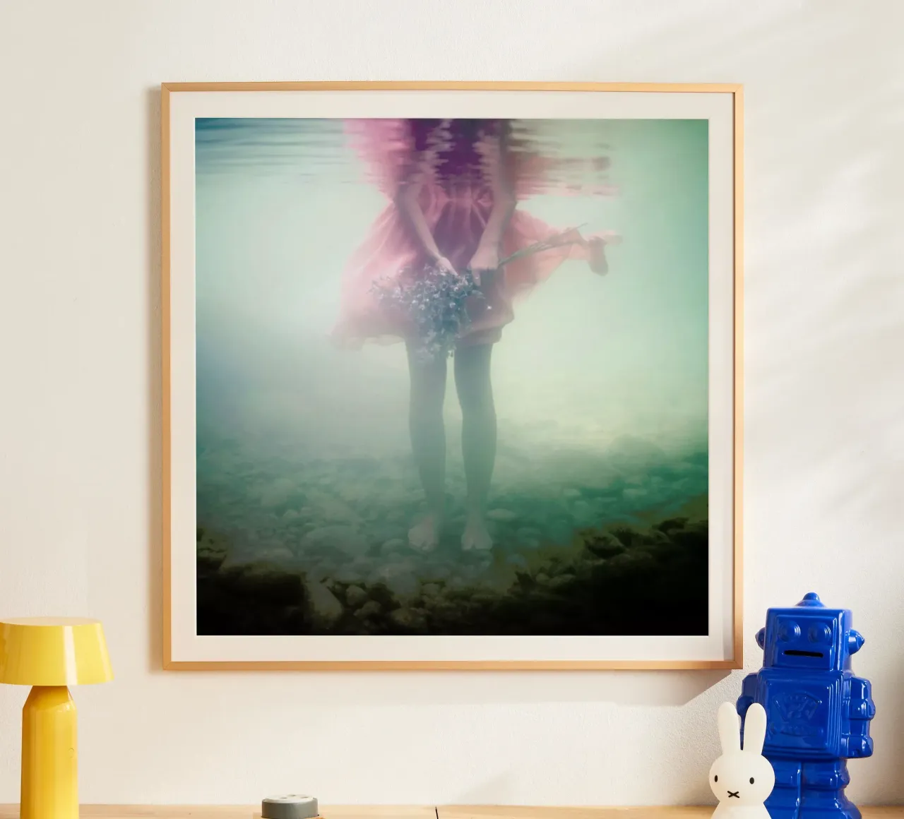 Underwater Bouquet poster con telaio in plastica da Lara Zankoul
