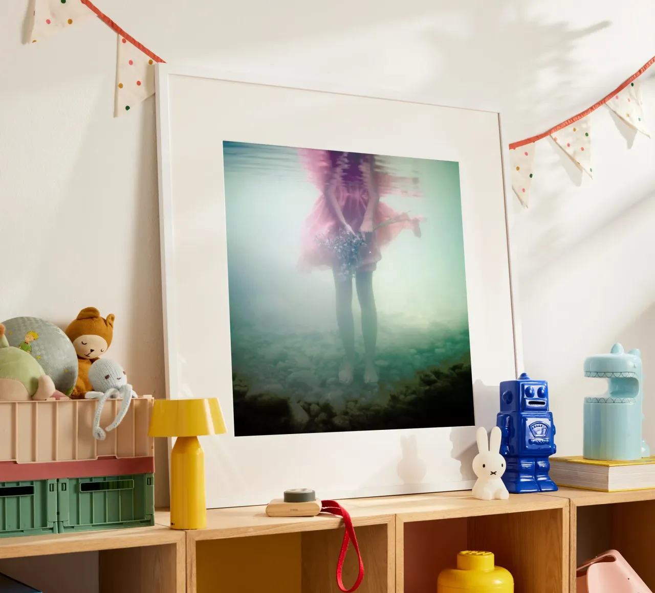Underwater Bouquet poster con telaio in plastica da Lara Zankoul