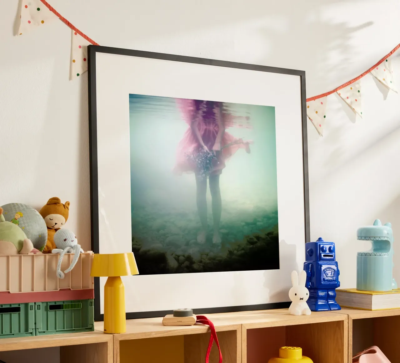 Underwater Bouquet poster con telaio in plastica da Lara Zankoul