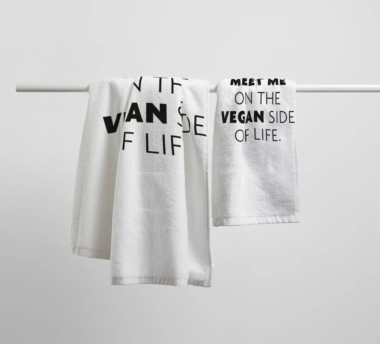 Meet me on the vegan side of life asciugamano da bagno da Constanze Art Direction