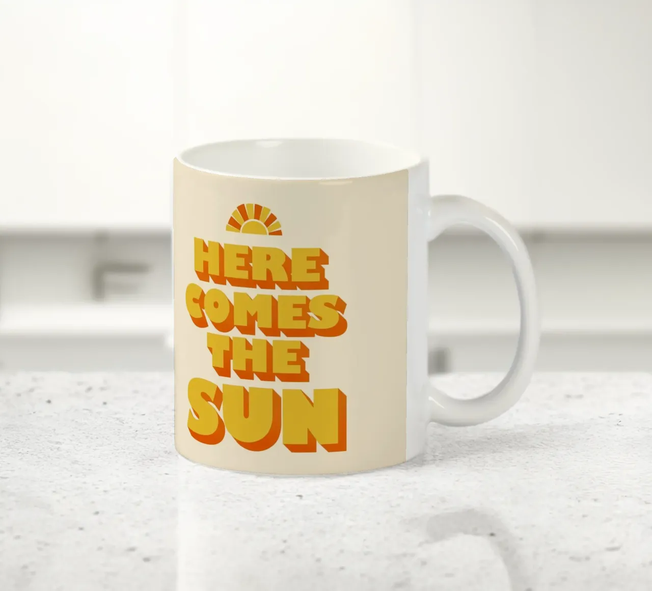 Here Comes the Sun Cheerful Bold Typography Art tazza in ceramica da showmemars