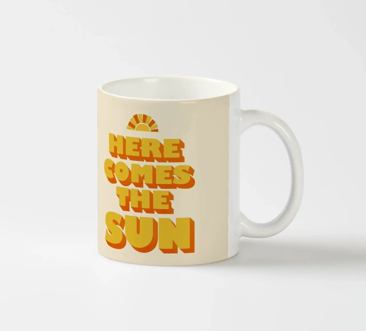 Here Comes the Sun Cheerful Bold Typography Art tazza in ceramica da showmemars