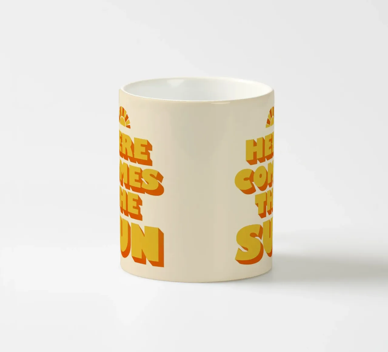 Here Comes the Sun Cheerful Bold Typography Art tazza in ceramica da showmemars