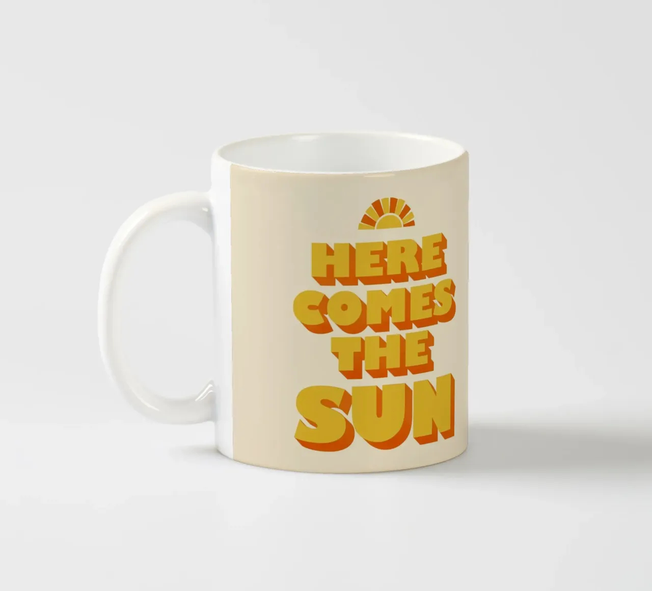 Here Comes the Sun Cheerful Bold Typography Art tazza in ceramica da showmemars