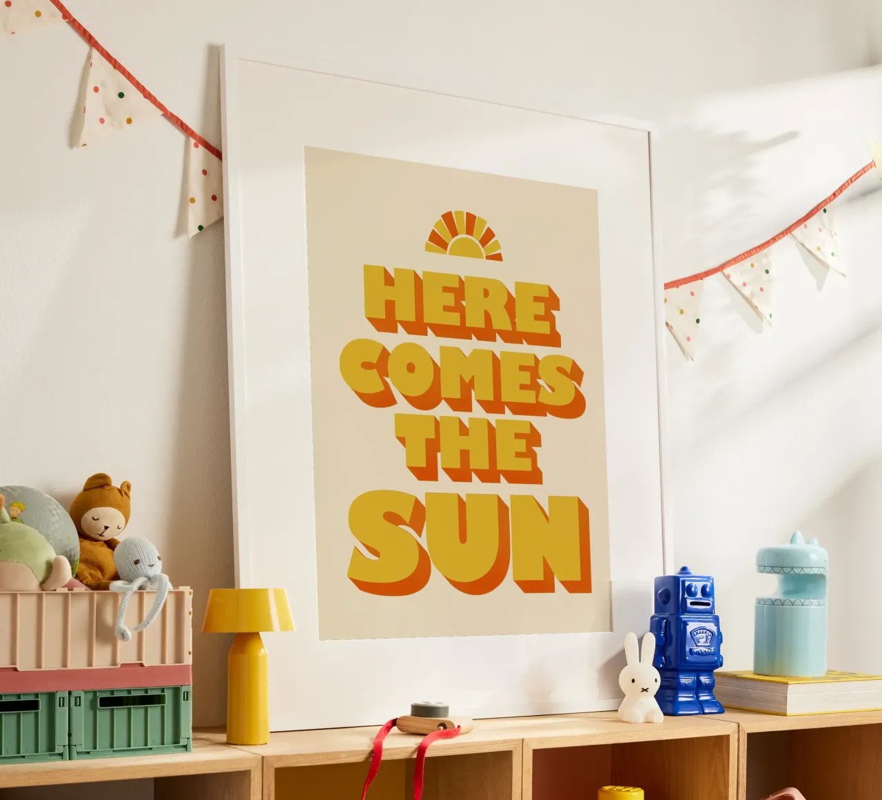 Here Comes the Sun Cheerful Bold Typography Art poster con telaio in plastica da showmemars