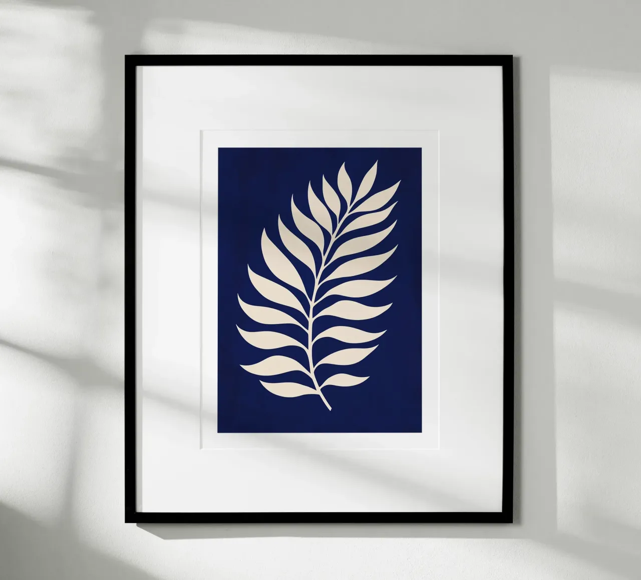 Abstraktes Blatt auf blauem Hintergrund Poster von DWA