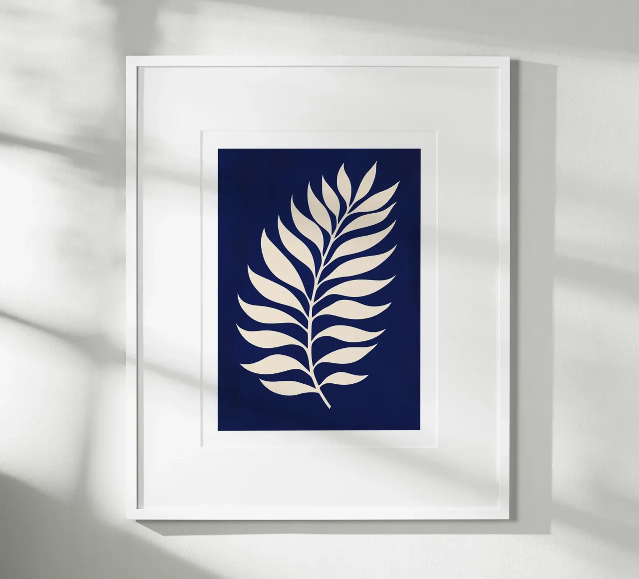 Abstraktes Blatt auf blauem Hintergrund Poster von DWA