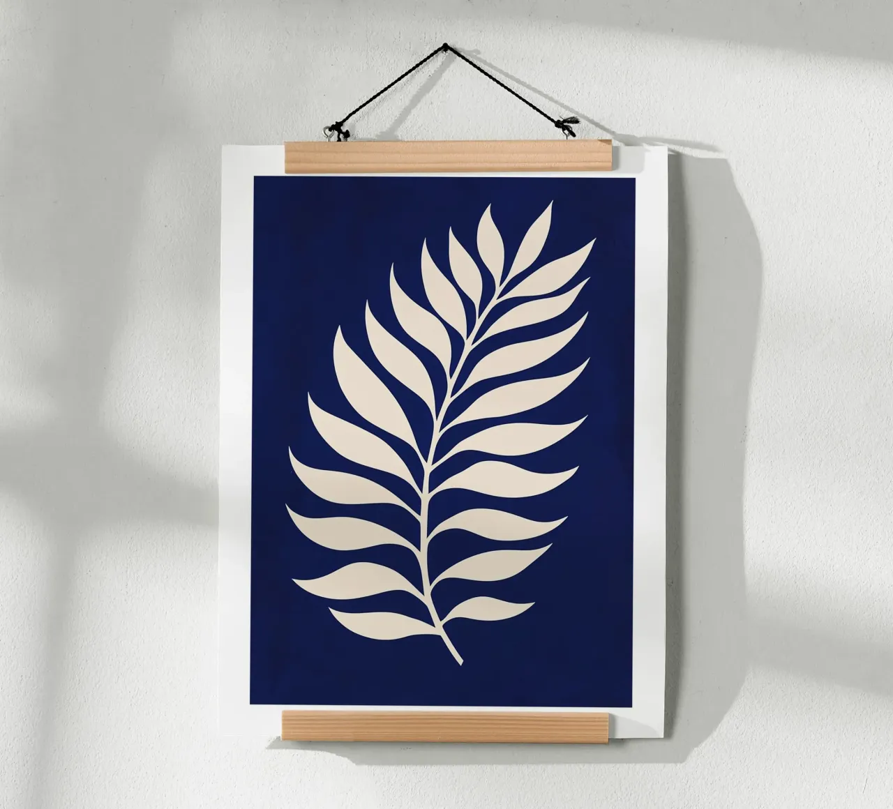 Abstraktes Blatt auf blauem Hintergrund Poster von DWA