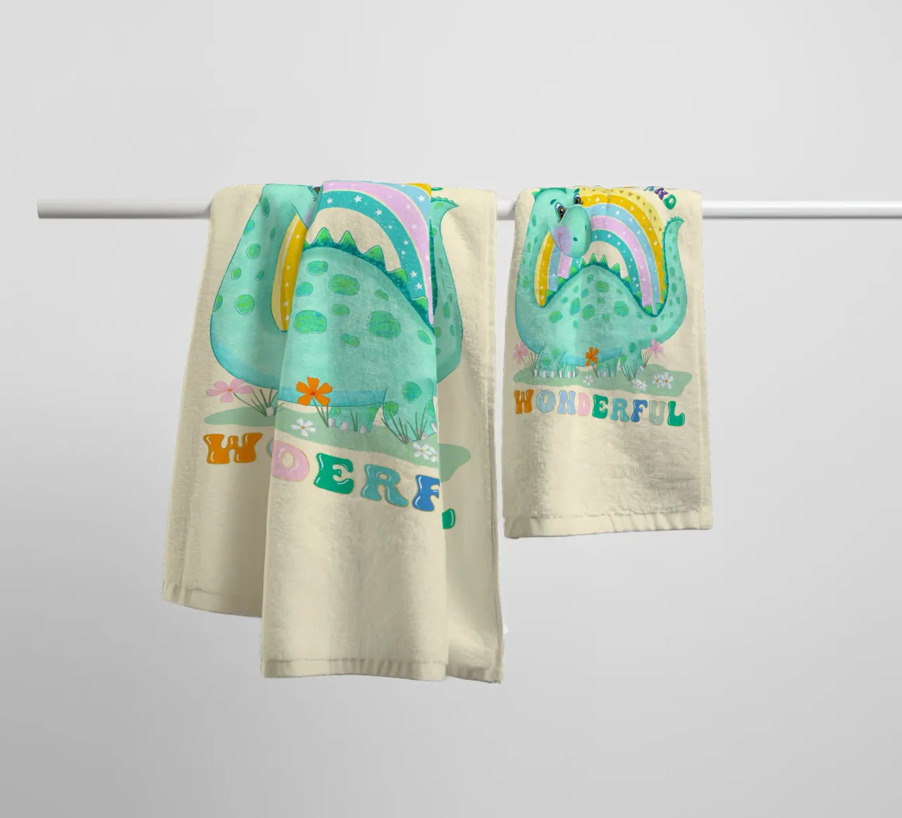 Be Cheeky, Wild and Wonderful. Süßer Dinosaurier, Regenbogen Handtuch von CalliLetters