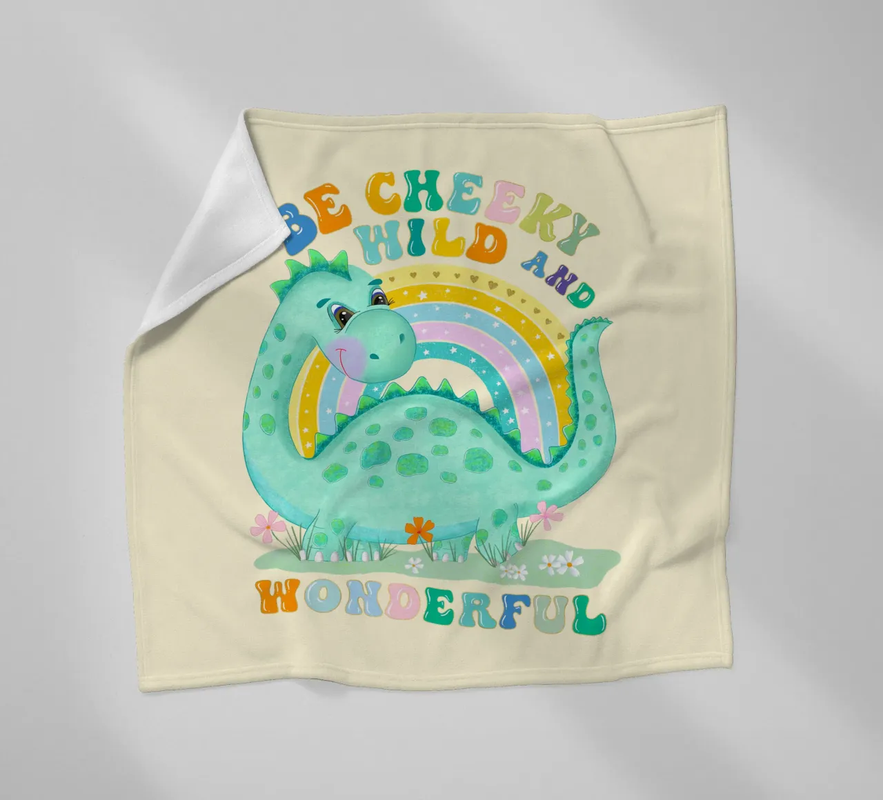 Be Cheeky, Wild and Wonderful. Süßer Dinosaurier, Regenbogen Fleecedecke von CalliLetters