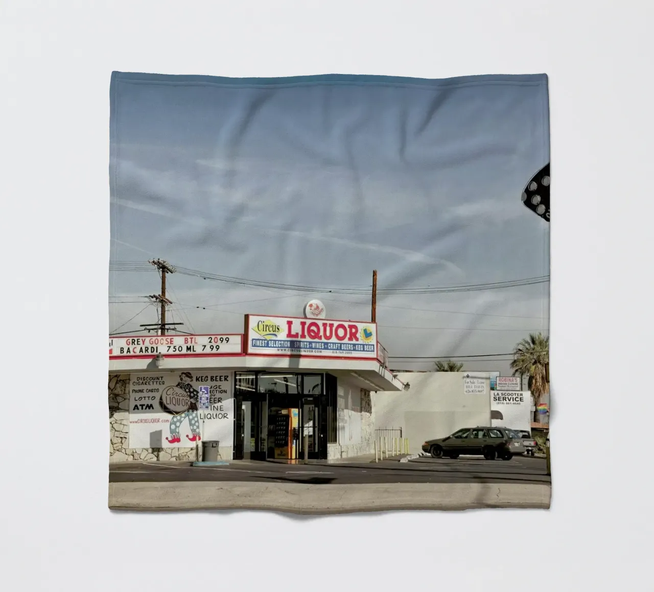 Liquor Store NoHo coperta in pile da Marc Gruninger
