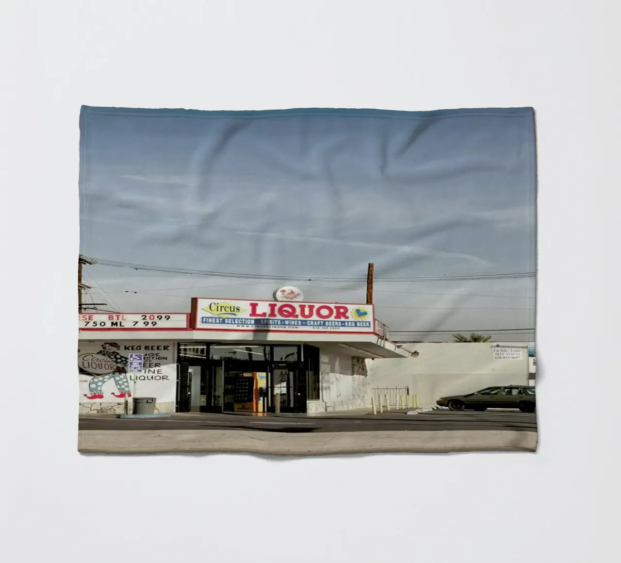 Liquor Store NoHo coperta in pile da Marc Gruninger