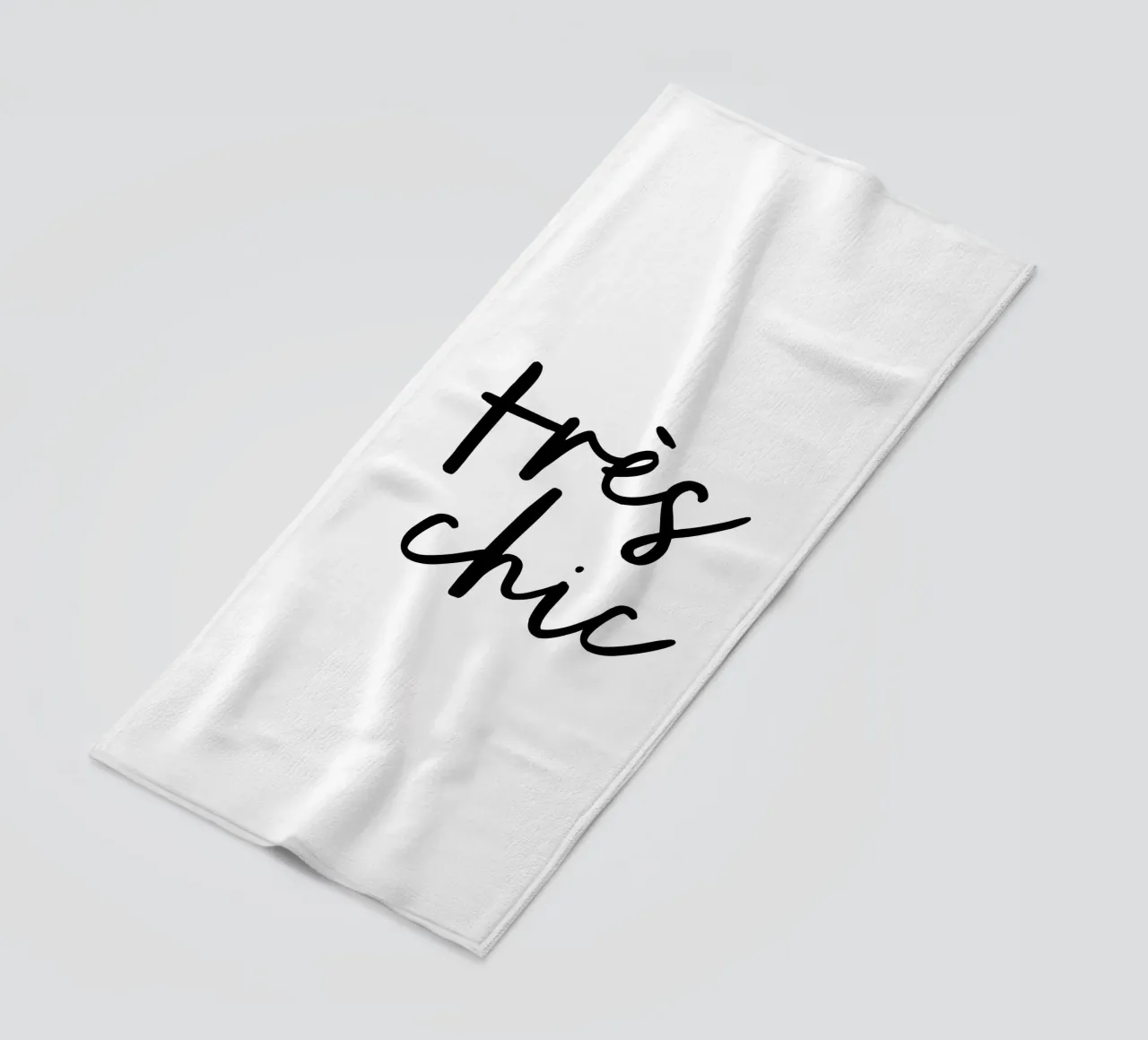 Design tipografico tres chic in bianco e nero telo mare da THE MOTIVATED TYPE