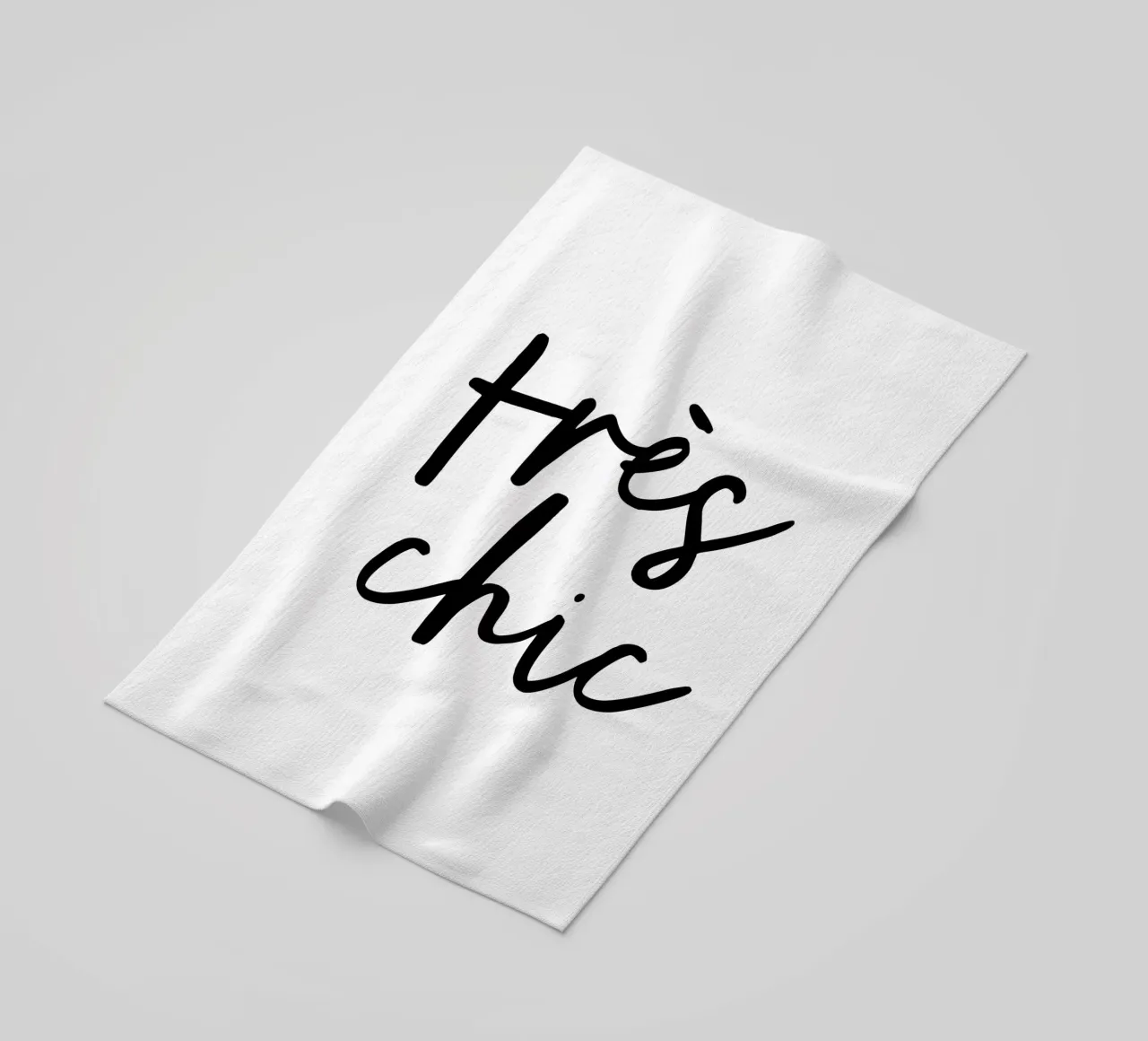 Design tipografico tres chic in bianco e nero telo mare da THE MOTIVATED TYPE