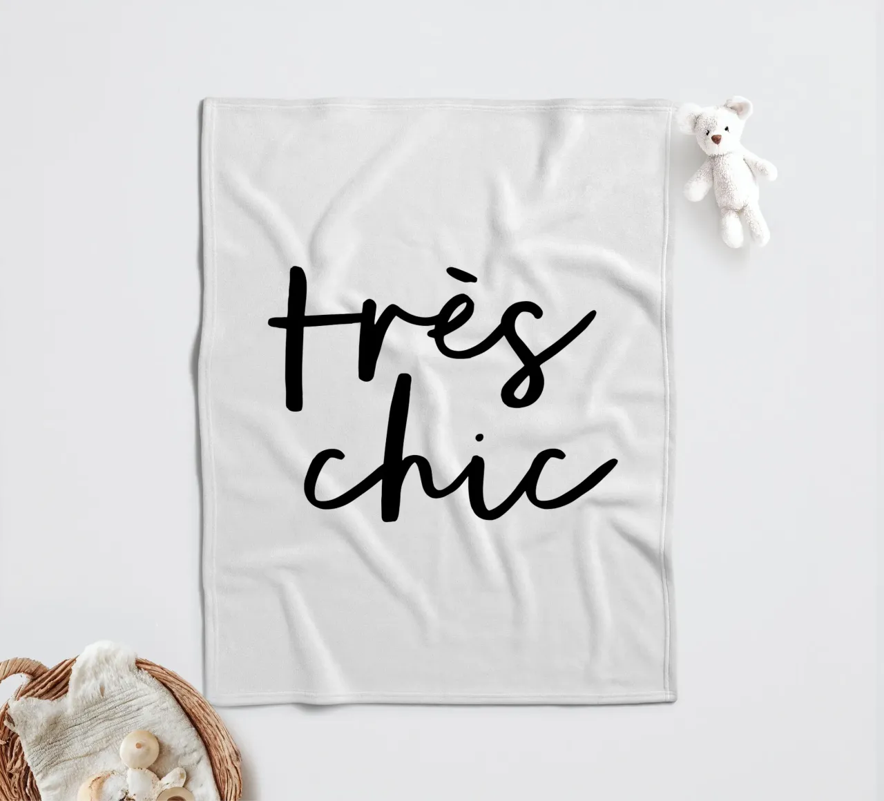 Design tipografico tres chic in bianco e nero coperta in pile da THE MOTIVATED TYPE