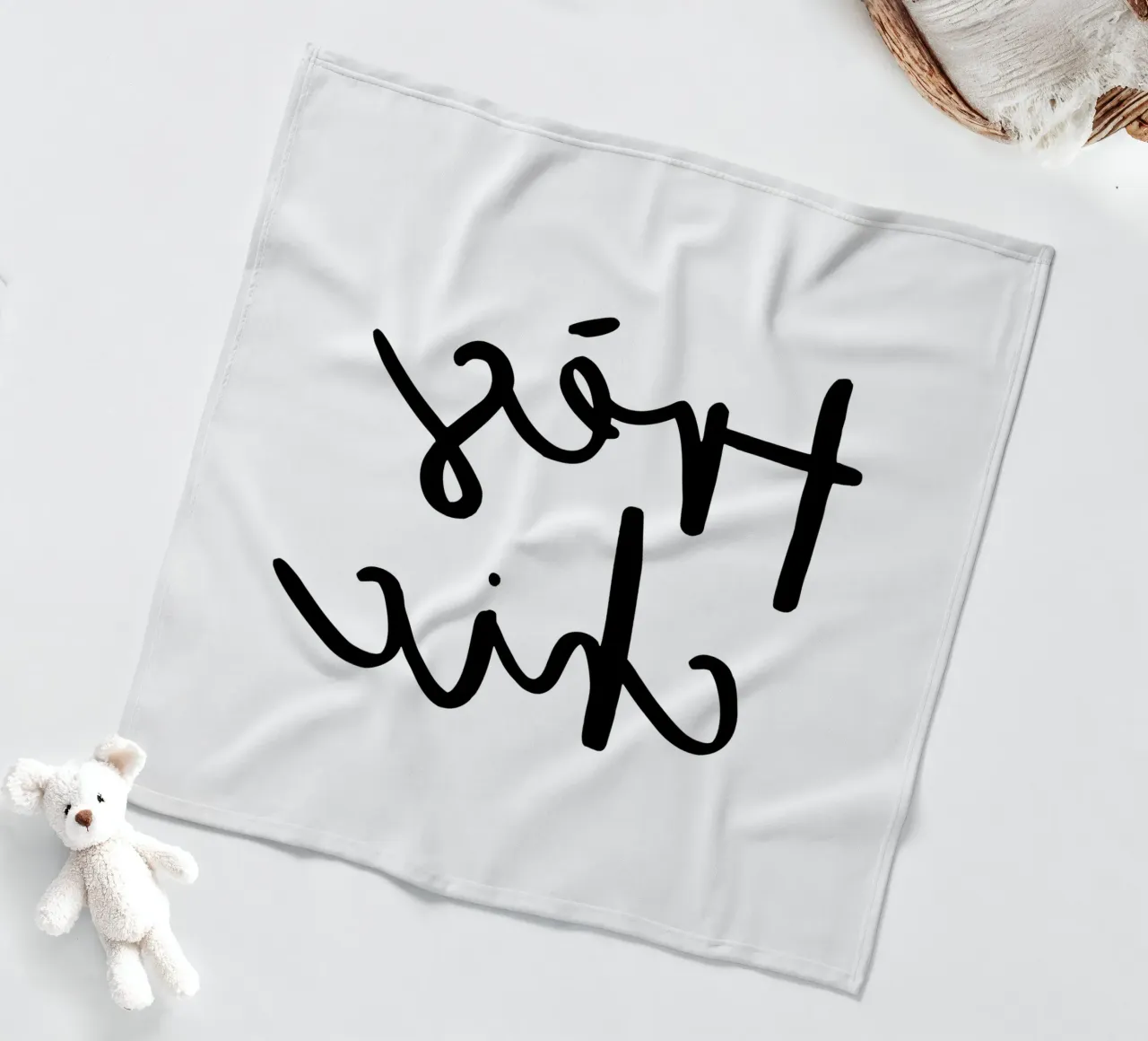 Design tipografico tres chic in bianco e nero coperta in pile da THE MOTIVATED TYPE