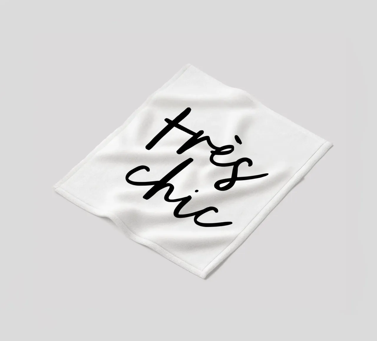 Design tipografico tres chic in bianco e nero coperta in pile da THE MOTIVATED TYPE