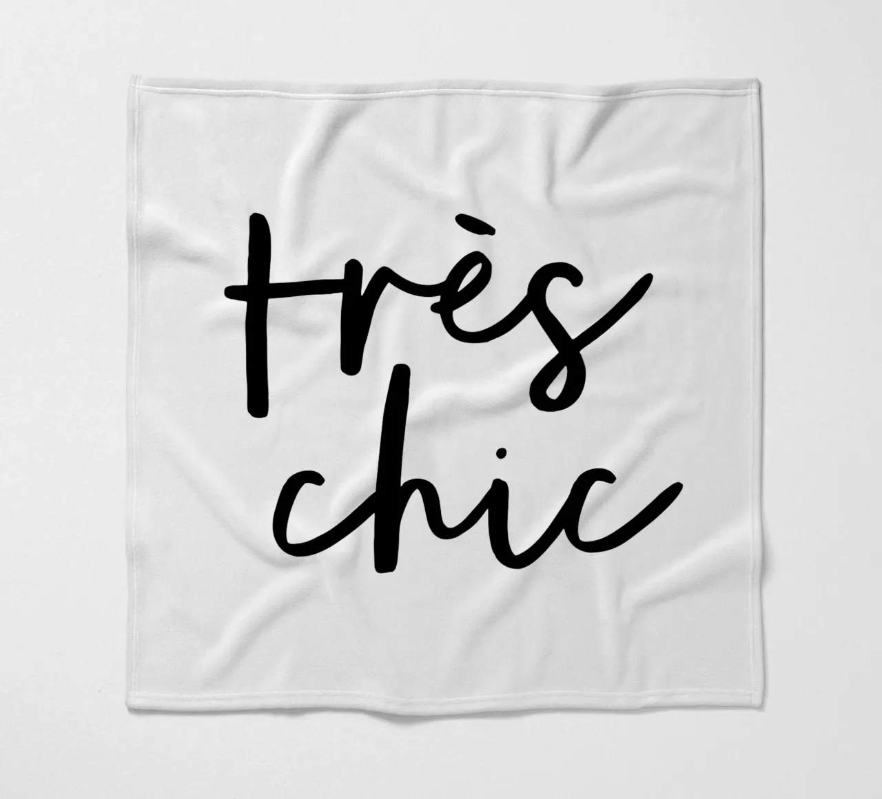 Design tipografico tres chic in bianco e nero coperta in pile da THE MOTIVATED TYPE