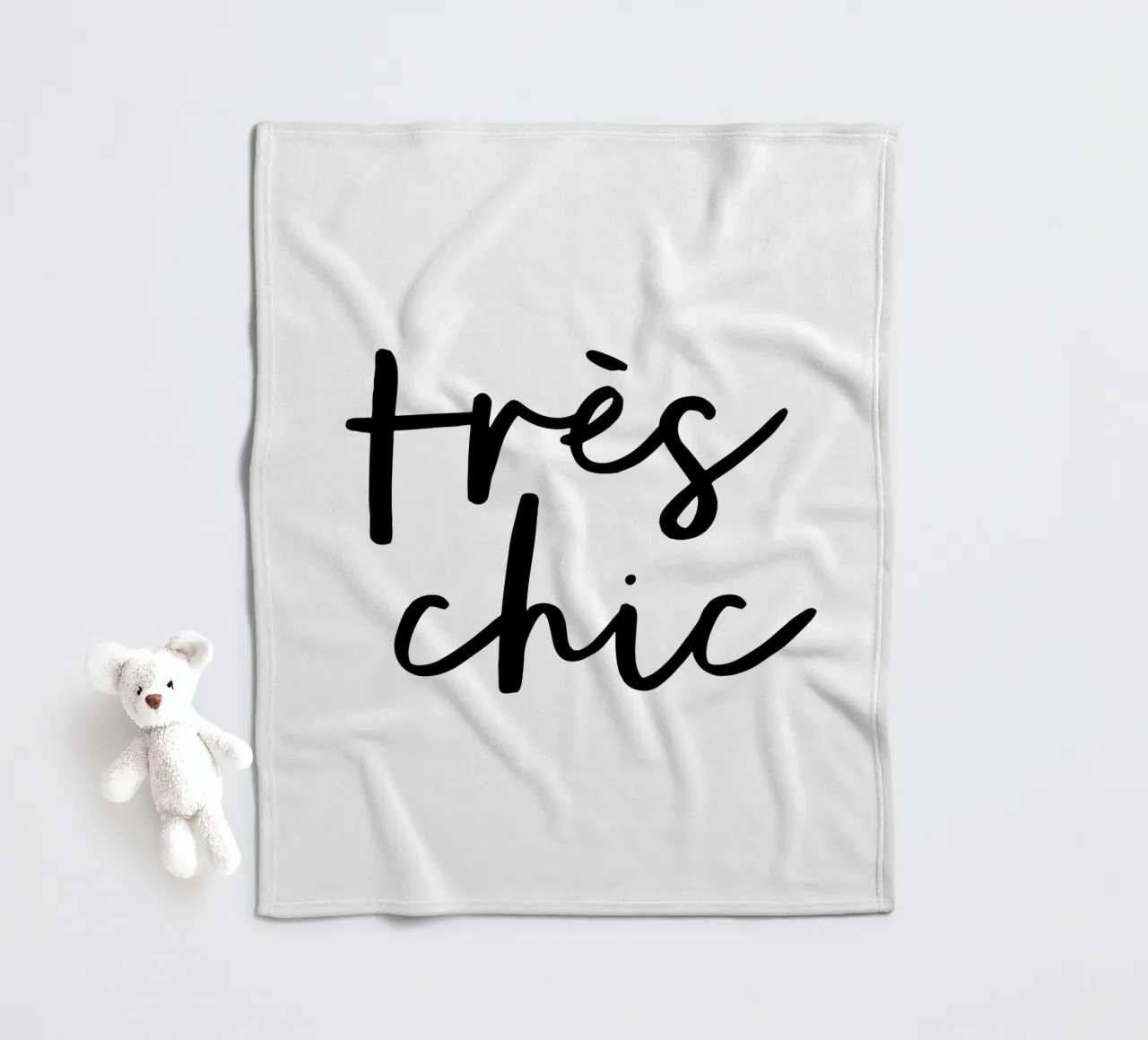 Design tipografico tres chic in bianco e nero coperta in pile da THE MOTIVATED TYPE