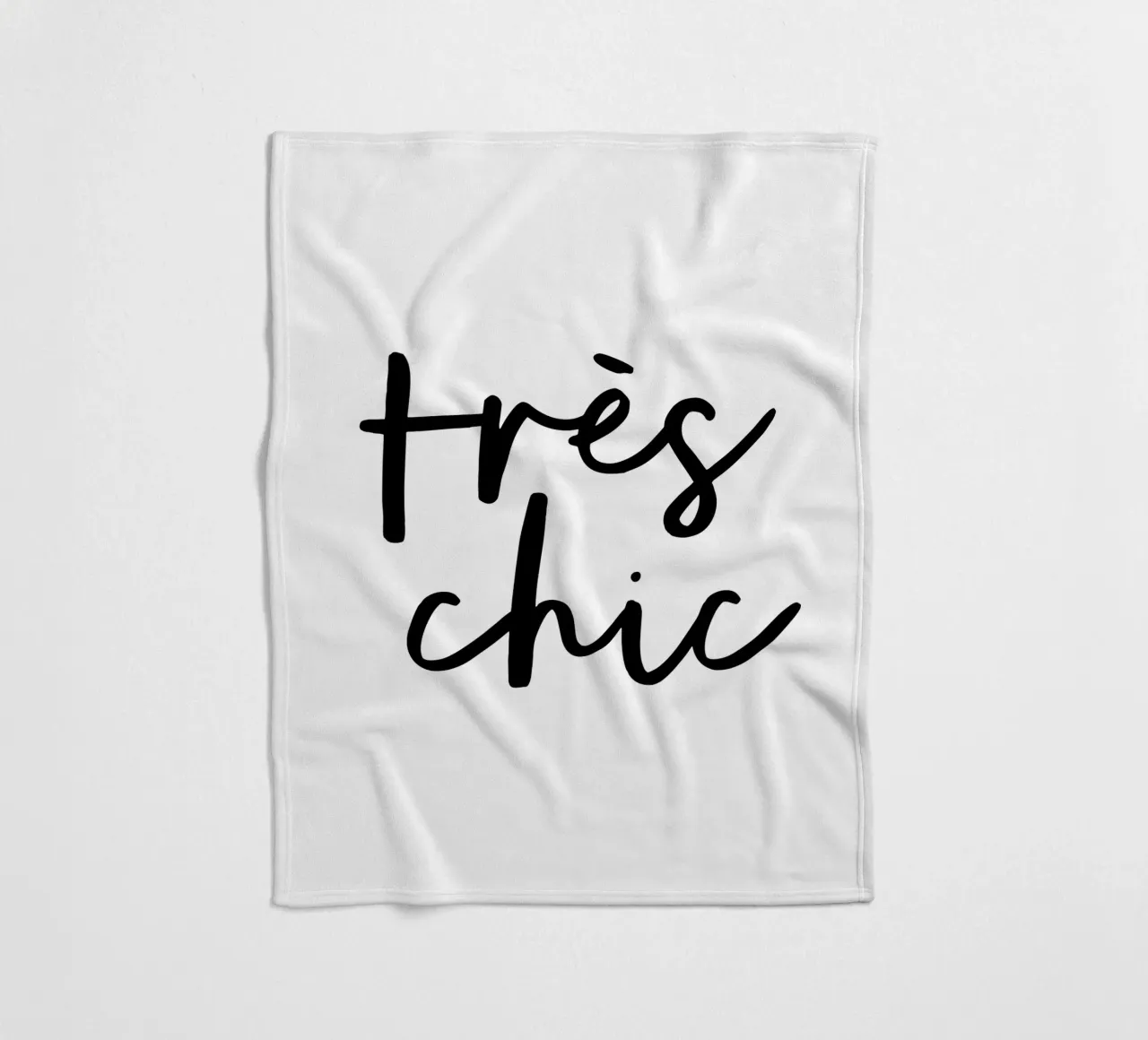 Design tipografico tres chic in bianco e nero coperta in pile da THE MOTIVATED TYPE