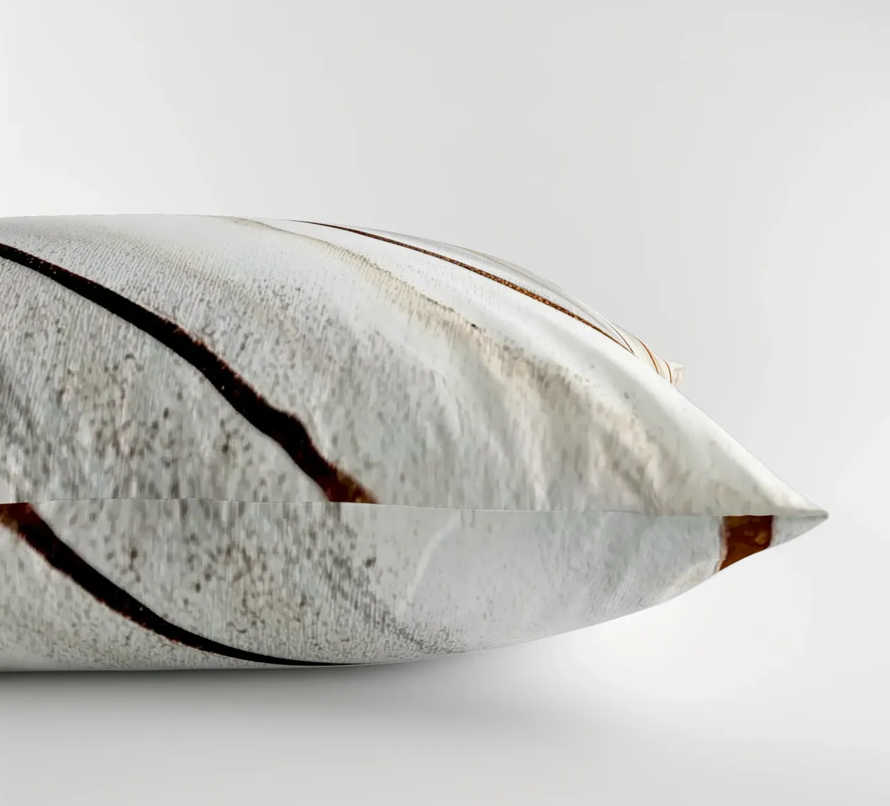 Linee dorate fiume bianco cuscino da Justyna Jaszke JBJart