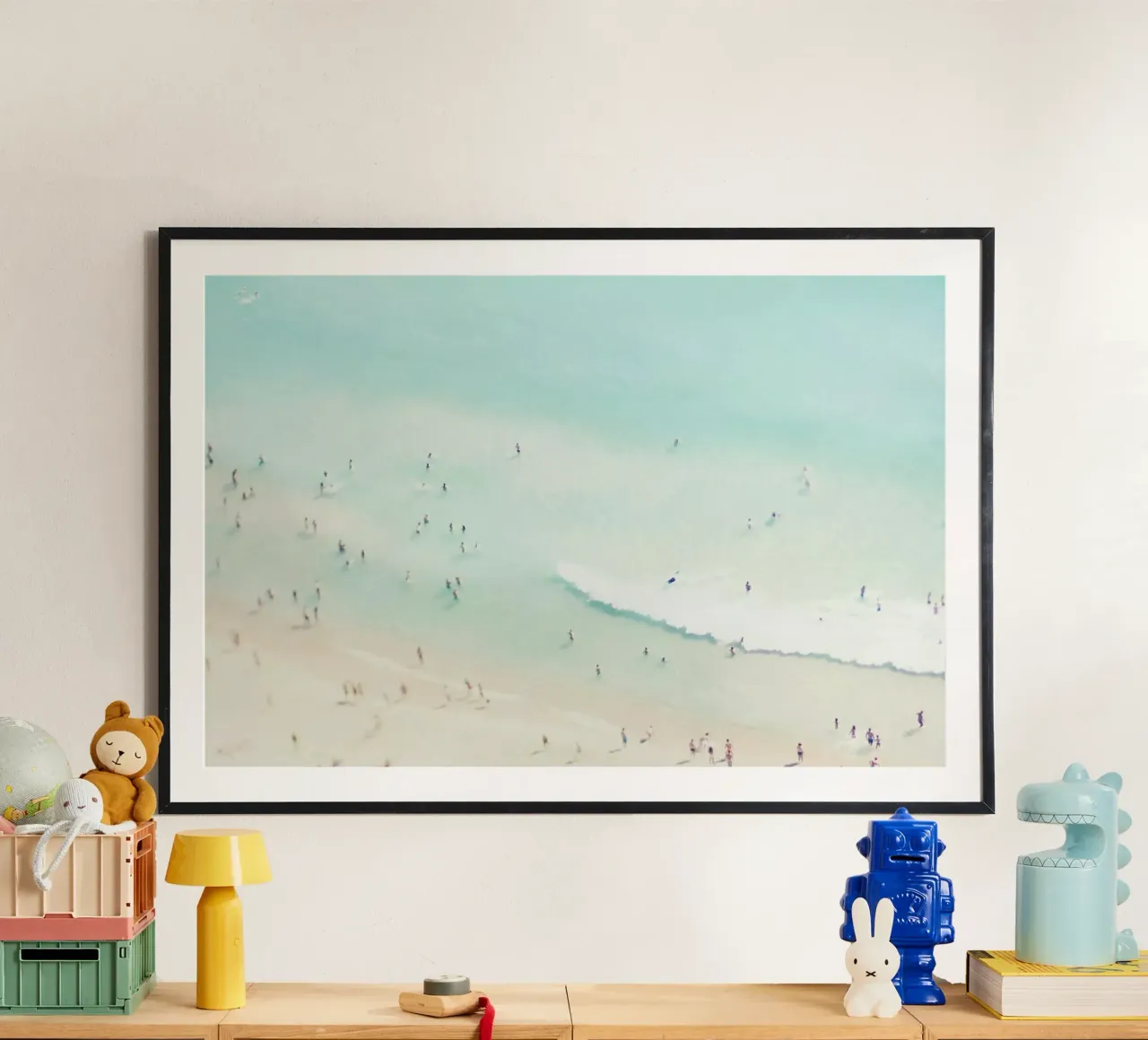 Beach Love poster con telaio in legno da Ingrid Beddoes