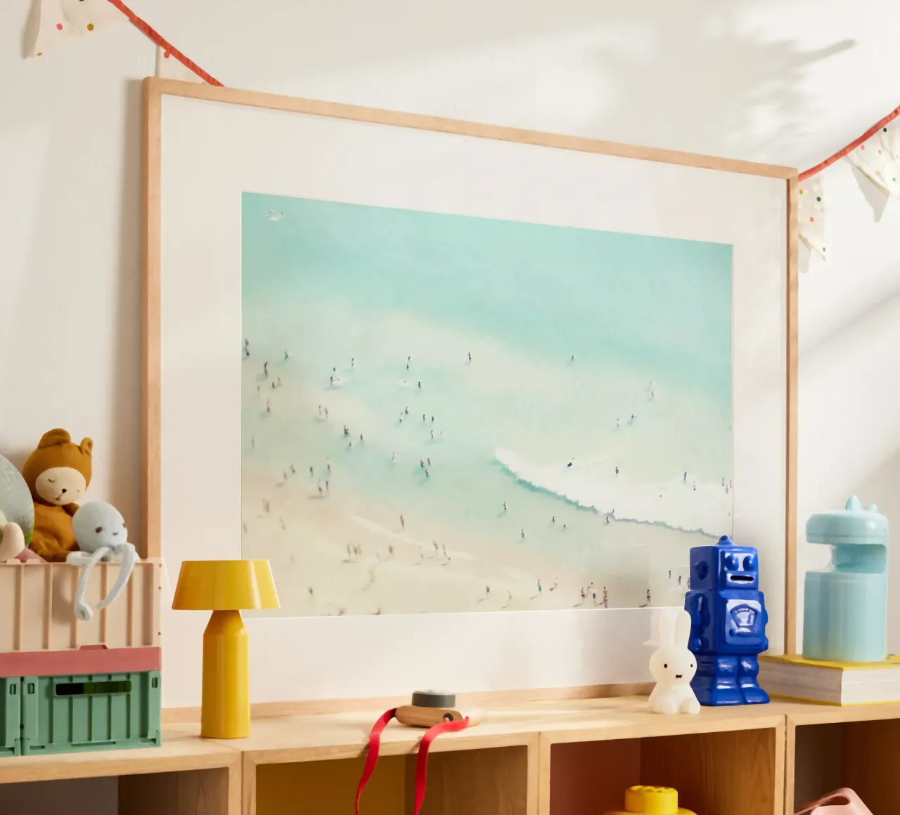 Beach Love poster con telaio in legno da Ingrid Beddoes