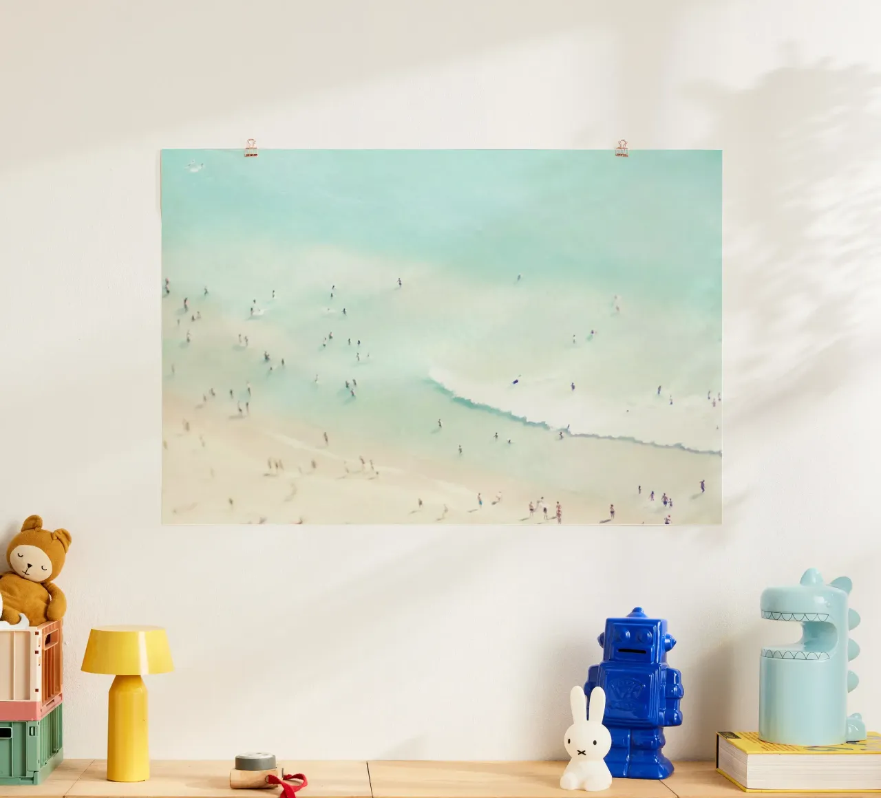 Beach Love poster con telaio in legno da Ingrid Beddoes