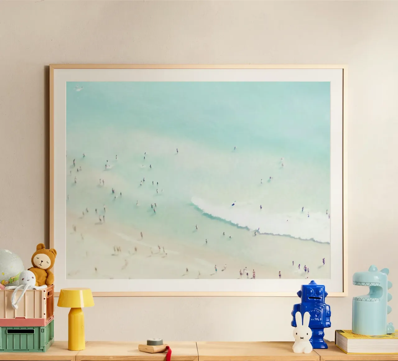 Beach Love poster con telaio in legno da Ingrid Beddoes