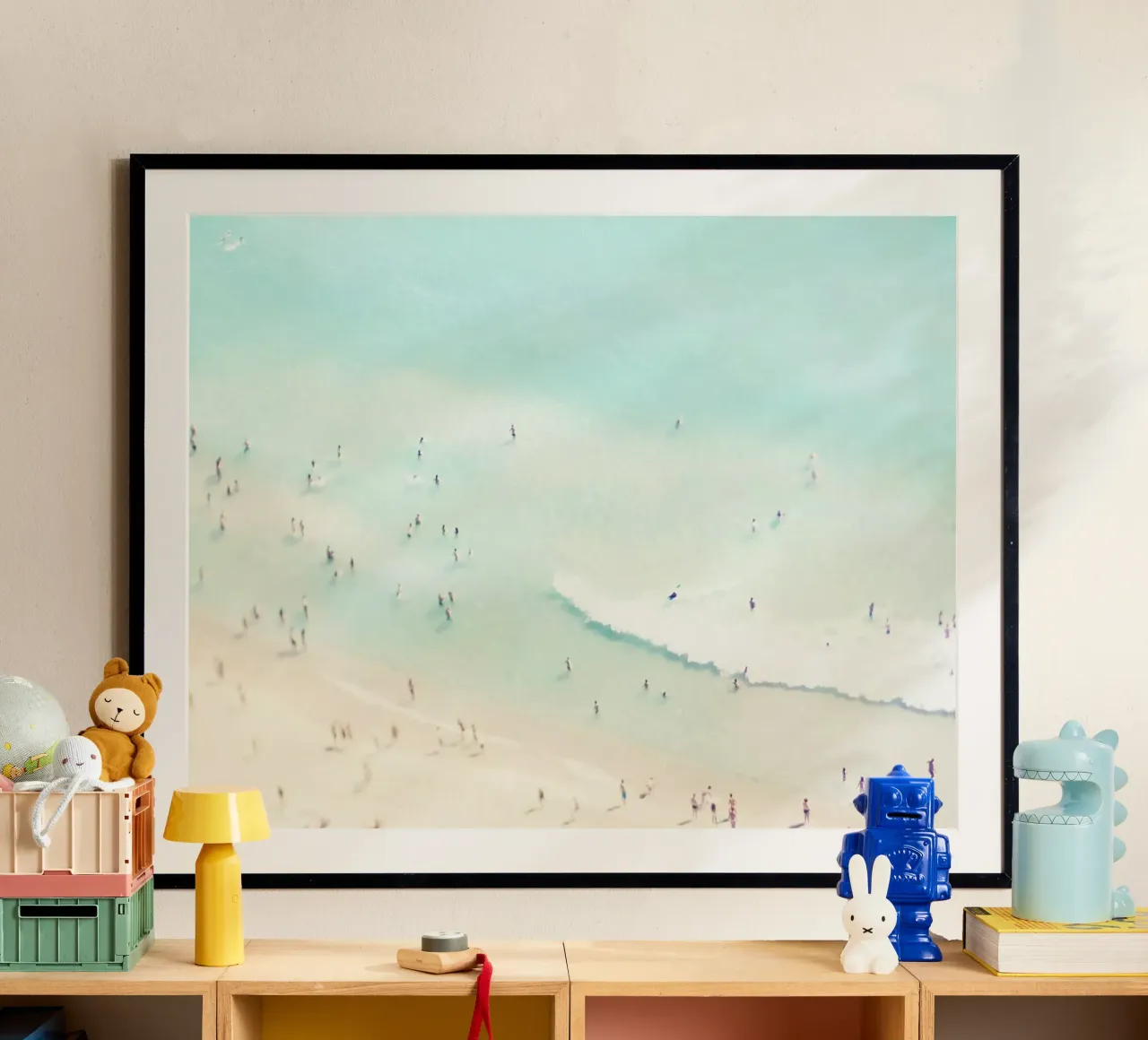Beach Love poster con telaio in legno da Ingrid Beddoes