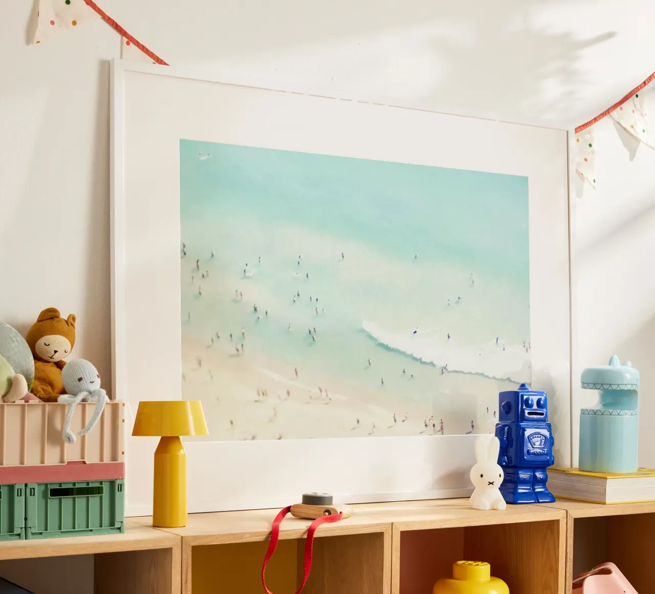 Beach Love poster con telaio in legno da Ingrid Beddoes