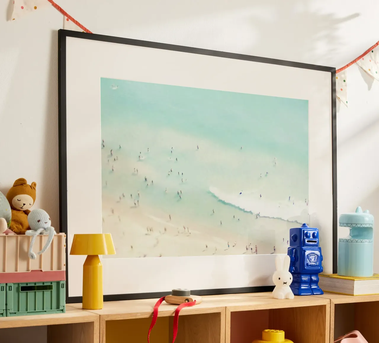 Beach Love poster con telaio in legno da Ingrid Beddoes