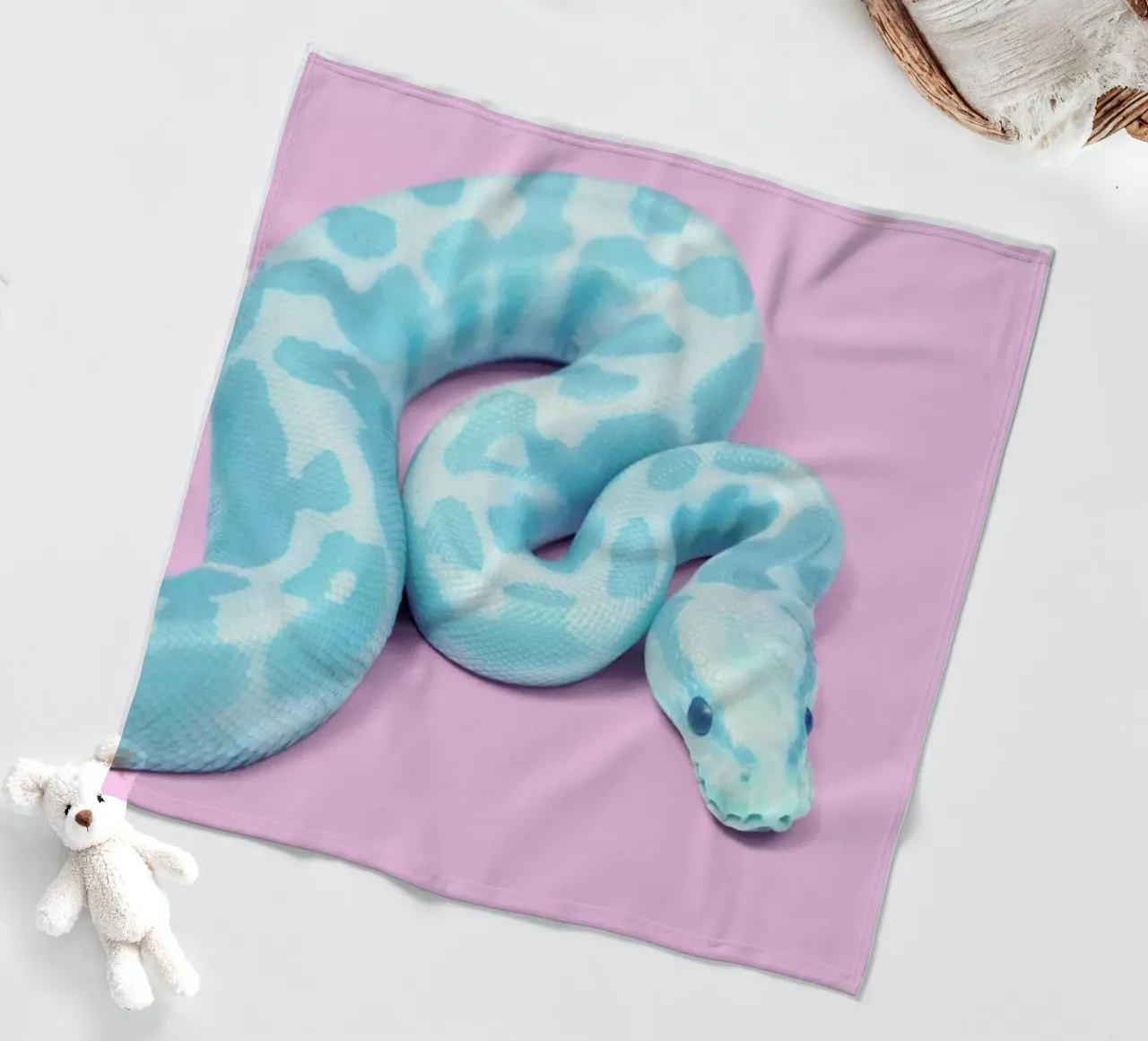Blue Snake coperta in pile da Paul Fuentes Design